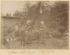 Famille dans un jardin. Tirage albuminé 1889