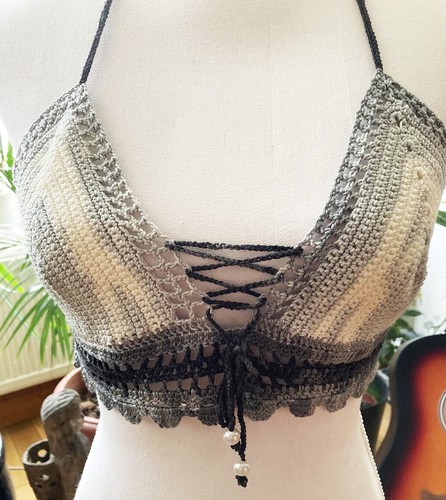 Woman hand crochet black-white gradient bikini top bohemian style - Picture 4 of 7