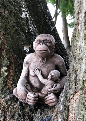 Mutter und Baby Affe Stein Garten Ornament süß Kuscheln Umarmung Liebe *rot getönt* 
