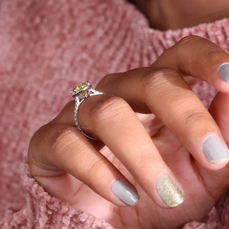 Alianza ovalada de diamantes y zafiros amarillos naturales ovalados de 2,30 quilates de oro blanco de 14 quilates Foto 4 de 4