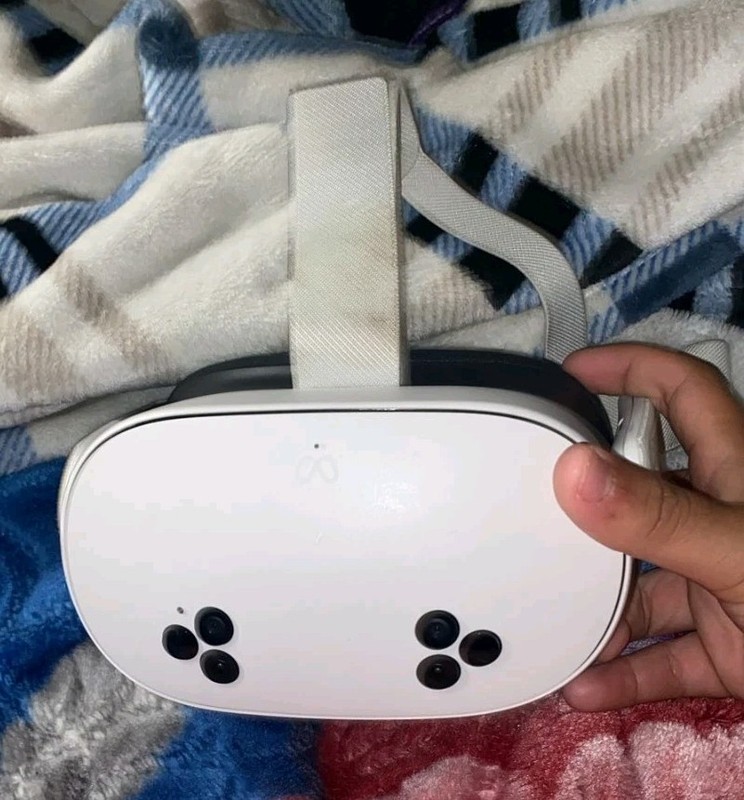Meta Quest 3 VR Headset w/ Controllers White PERFECT CONDITION 128GB