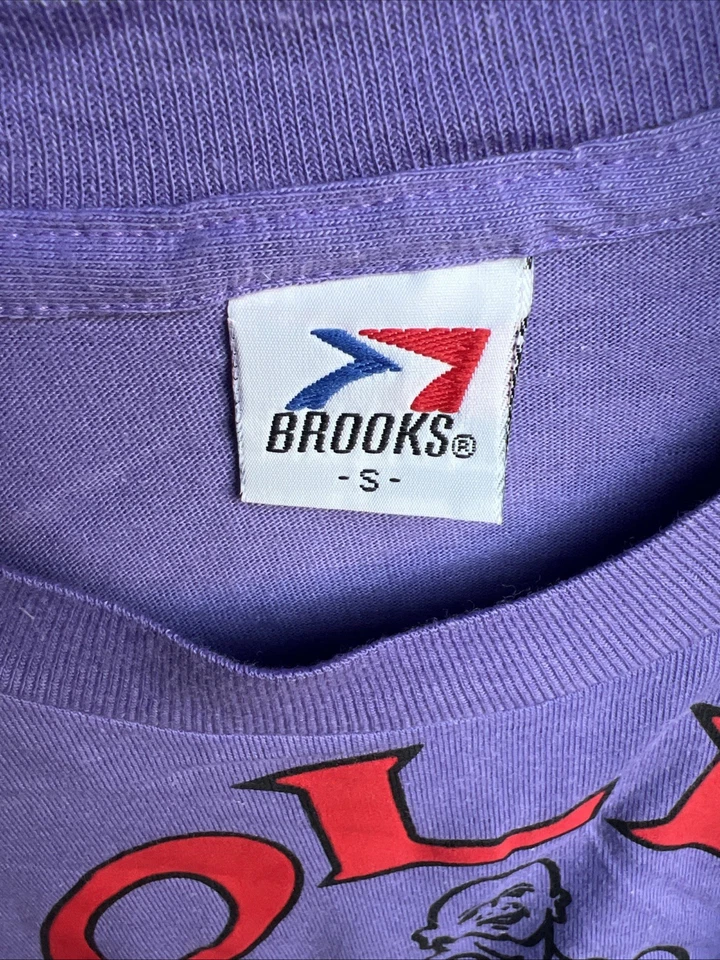 CAMISETA VINTAGE GOLDS GYM DISEÑO AÑOS 80 WORLD GYM FITNESS MORADA Talla Pequeña Foto 3 de 3