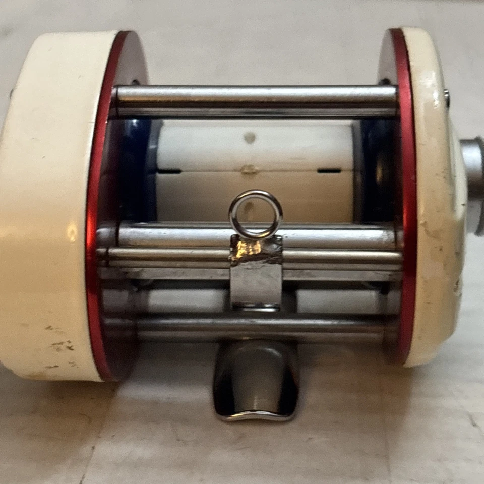 Carrete de pesca Shakespeare 1975 Bicentenario Baitcaster con eje todos los metales FUNCIONA Foto 4 de 4