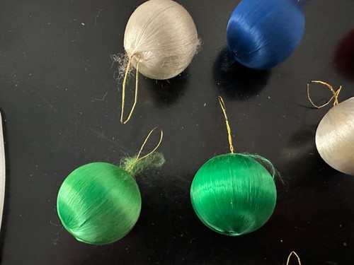 Vintage 1970's Lot 25 Mini Christmas Tree Ornaments Plastic Santa Snowman Angel - 第 6/15 張圖片