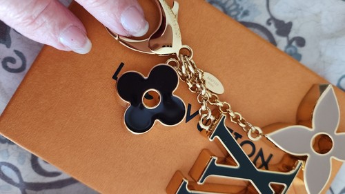 Llavero Louis Vuitton monograma flor dorada  - Imagen 2 de 8