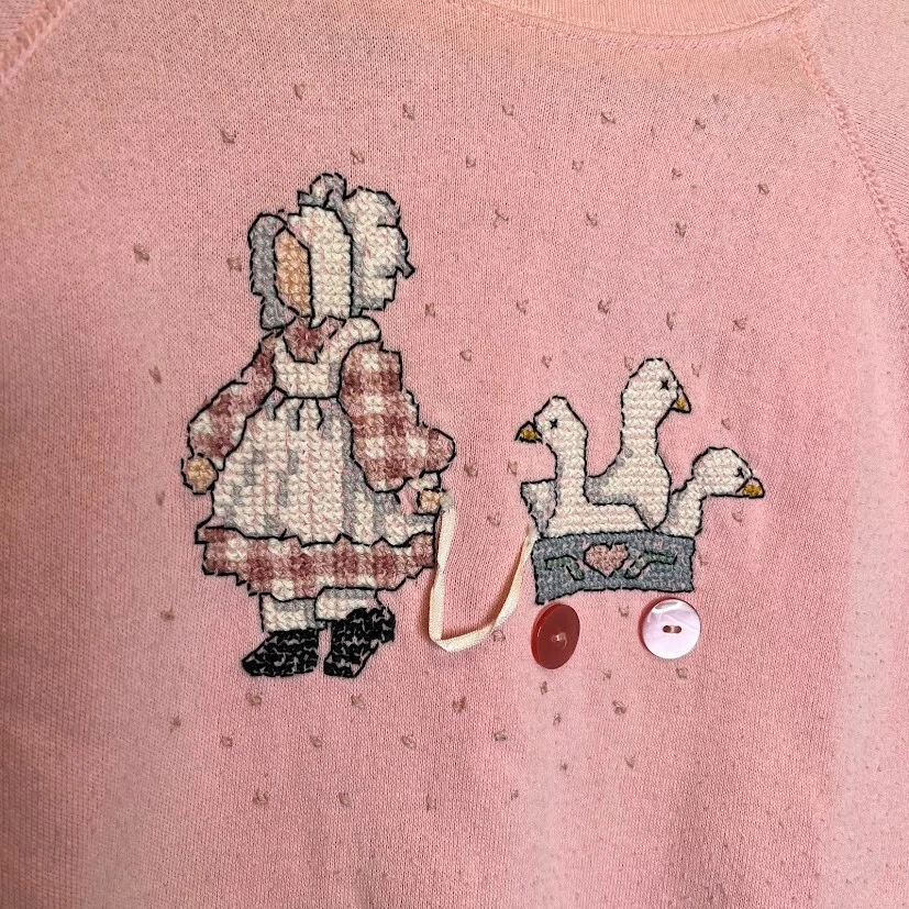 Sudadera Weekend Tultex Para Mujer 2X Rosa Bordada Maid Goose De Colección Años 80  Foto 3 de 4