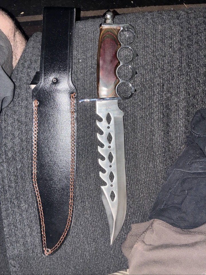 Cuchillo Grande Hecho en Taiwán Bonito Mango de Madera Estuche de Cuero Negro Correa Abotonada Foto 2 de 3