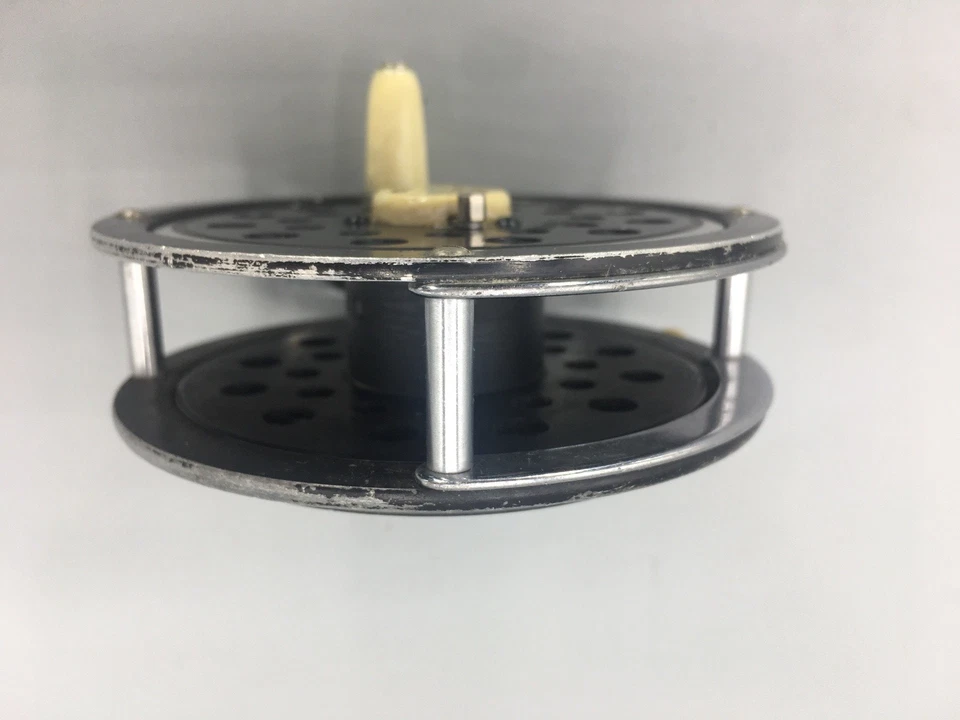 Carrete de pesca con mosca Pflueger Medalist 1495 Diamolite Line Guide Drag Works negro Foto 4 de 4