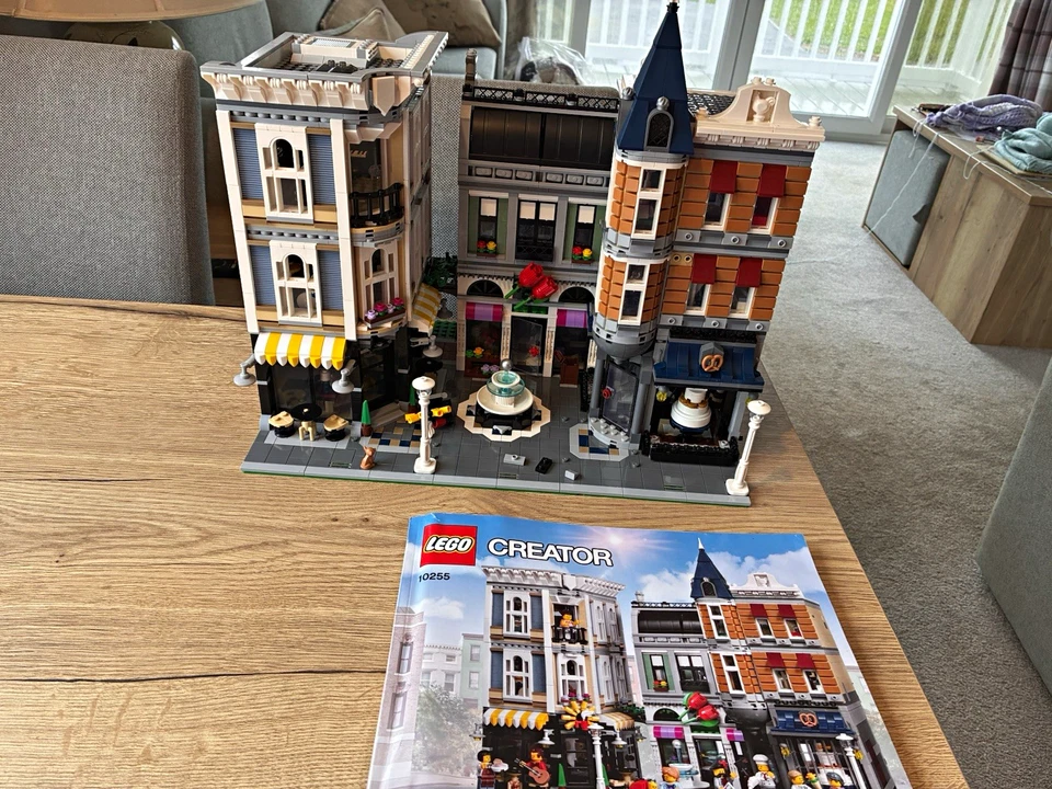 LEGO Modular Buildings 10255 Assembly Square, photo 1 of 2