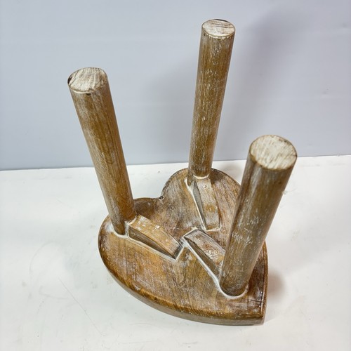 MILKING STOOL 3 Legged Heart Shaped Seat Approx 12" x 10" 1.5kg Shaker Style - Picture 3 of 13