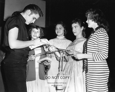 ELVIS PRESLEY SIGNING AUTOGRAPHS FOR FANS IN MINNEAPOLIS - 8X10 PHOTO (EE-300)