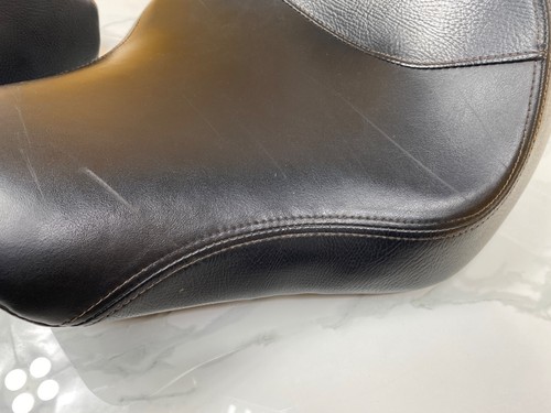 Asiento de pasajero OEM 06-17 Harley Softail Fat Boy estándar Cross Bones - Imagen 9 de 16