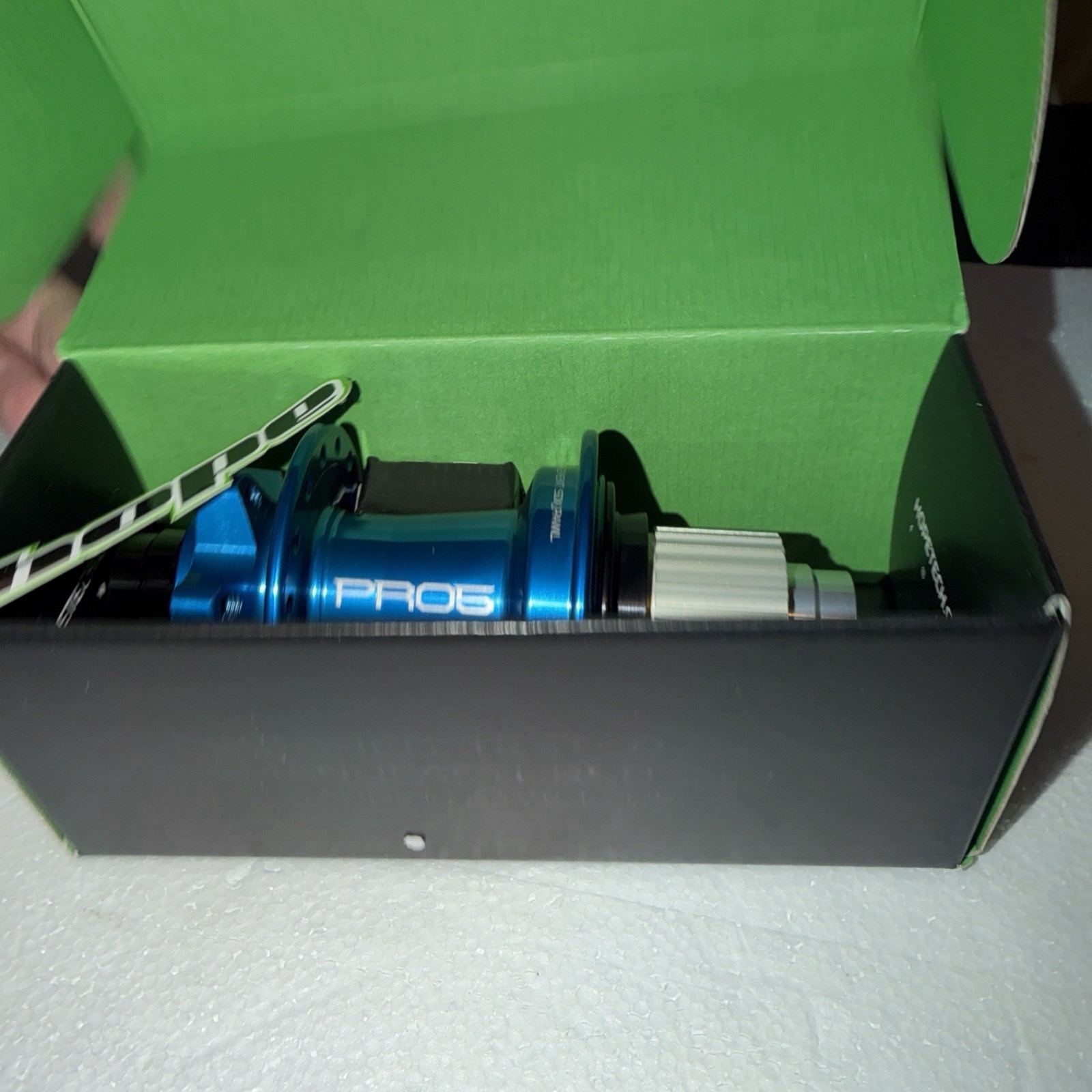 Hope Standard Rear 135mm 6 Bolt 313g New In Box Blue.  