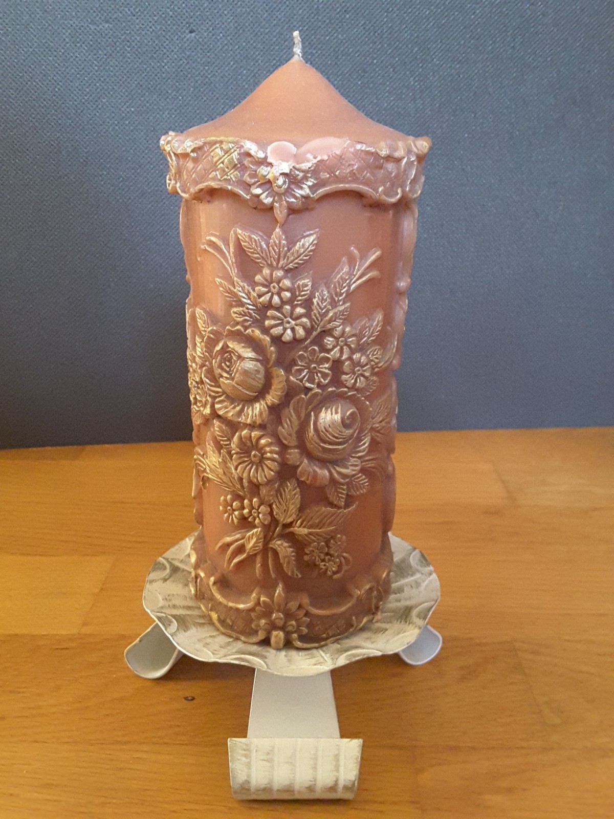 zierkerze strukturkerze motivkerze braun mit kerzenständer kerzenhalzer 14x10cm