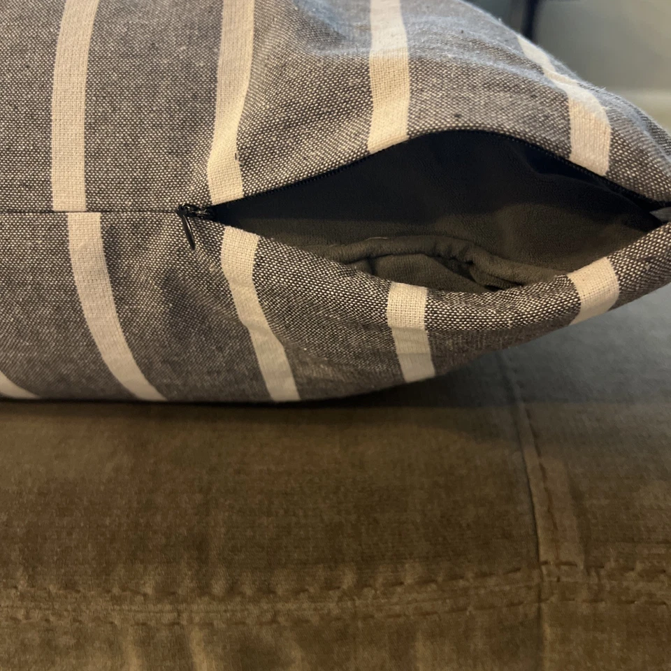 "Juego de 2 fundas de almohada a rayas grises/blancas de 20"" X 20"" Encasa" Foto 3 de 4