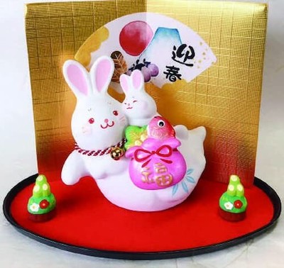 セトモノホンポ(Setomonohonpo) Rabbit Lucky Ornament (with Maneki Cat) [6.7 x 3.7 x 4.7