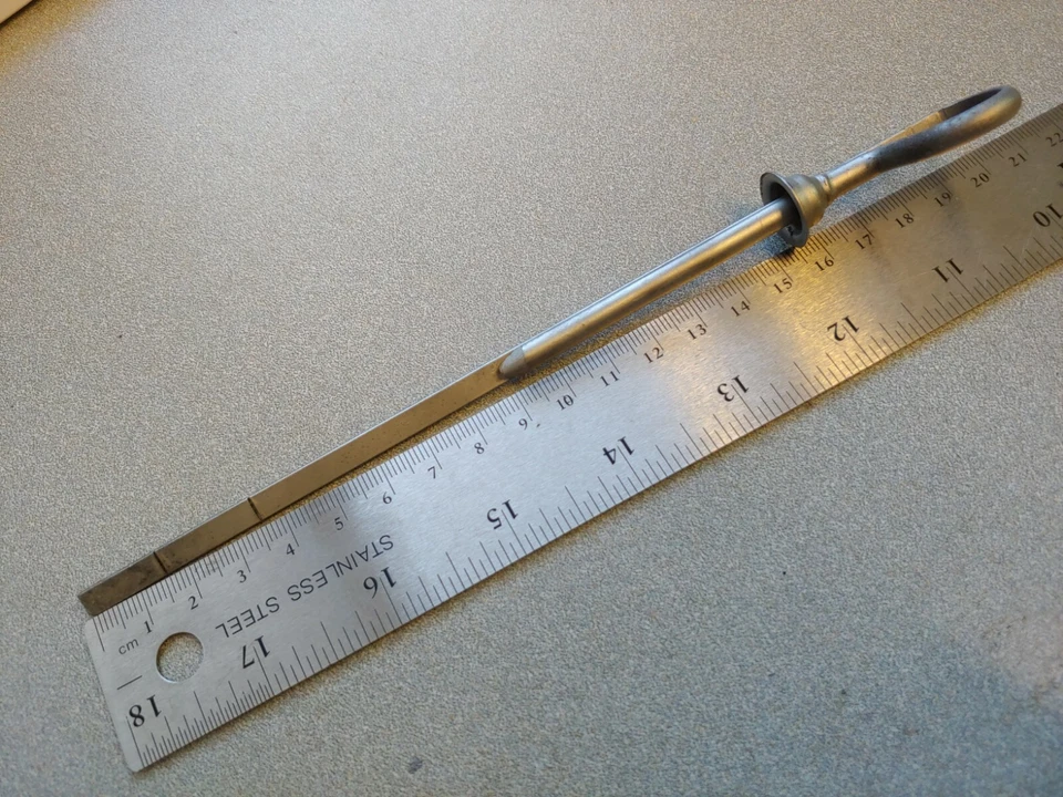 NICE USED ORIGINAL VOLKSWAGEN BEETLE 155 mm OIL DIPSTICK 113115611 NLA 1961-79 - Imagem 2 de 4