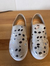 Geox Kilwi G Kids' Girls' Slip-On Sneakers Loafers in Beige/Silver US 3