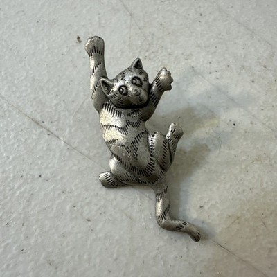 Vintage 1988 JJ Jonette Jewelry Cute Clinging Cat Pin Brooch Silver tone Metal 