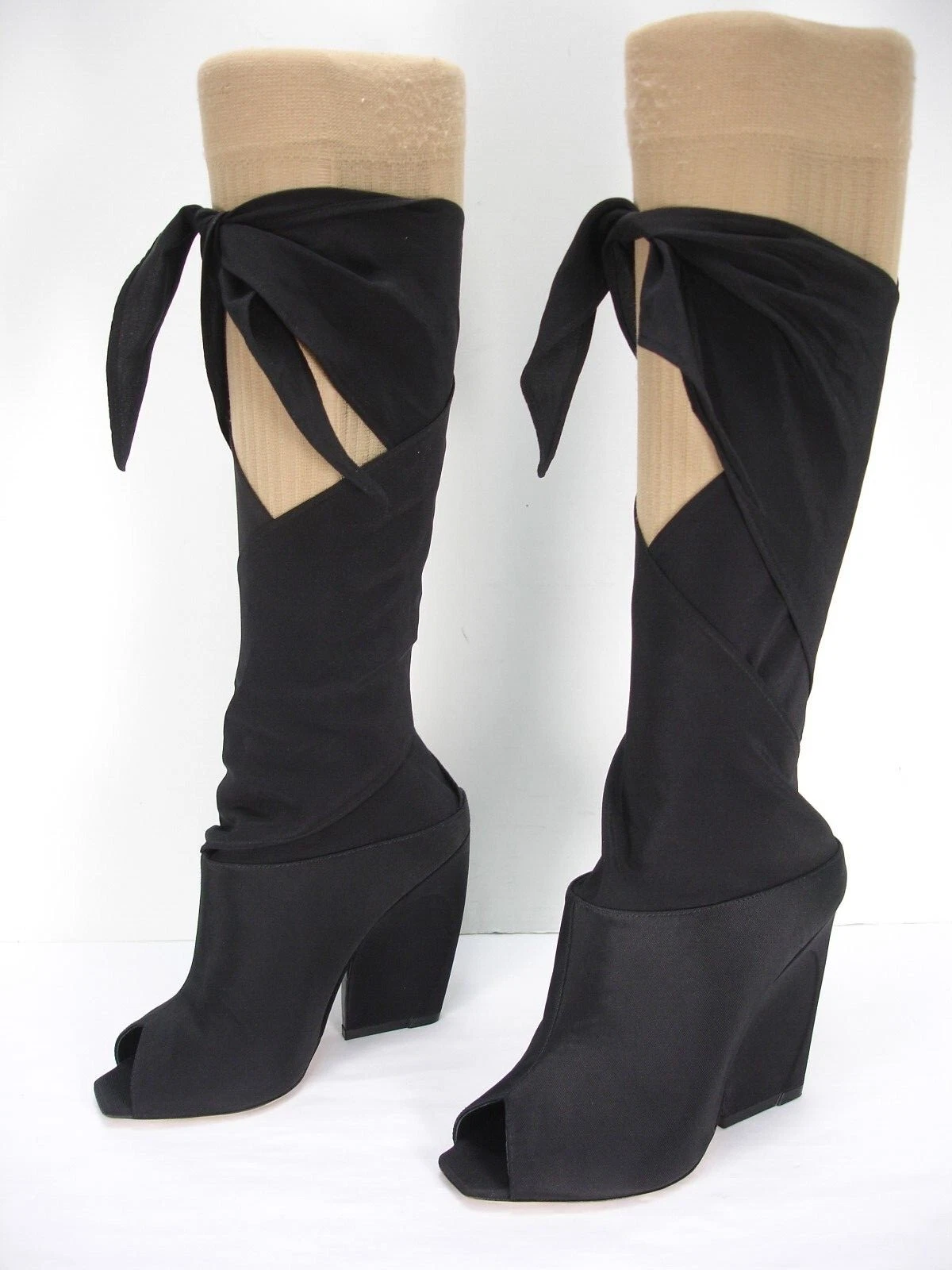BOTTES FEMMES EN TISSU NOIR CHRISTIAN DIOR BROOKLYN SATIN ENVELOPPÉ ORTEIL PEEP 37
