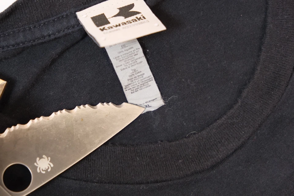 Camiseta negra marca Kawasaki con logotipo a rayas verdes talla XL Foto 4 de 4