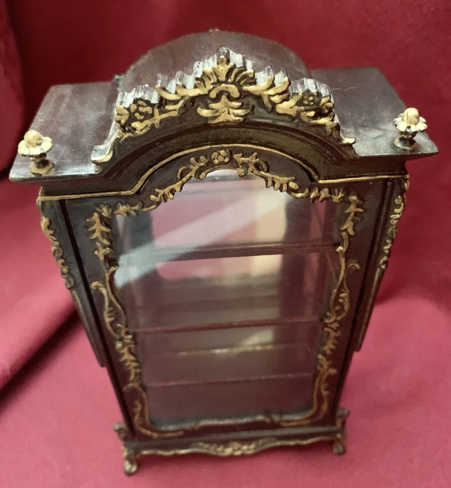 De colección. Vitrina de muebles en miniatura para casa de muñecas Bespaq 5 estantes puerta borde dorado Foto 3 de 4