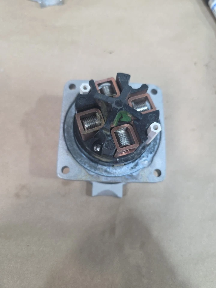 Hubbell HBL26410 "HUBBELLOCK" 60-Amp Receptacle 600Vac 60A 3P 4W - Image 3 of 4