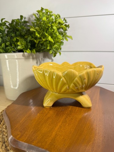 Maceta de Colección EE. UU. American Bisque Mostaza Amarillo Pies Festoneados - Imagen 2 de 12