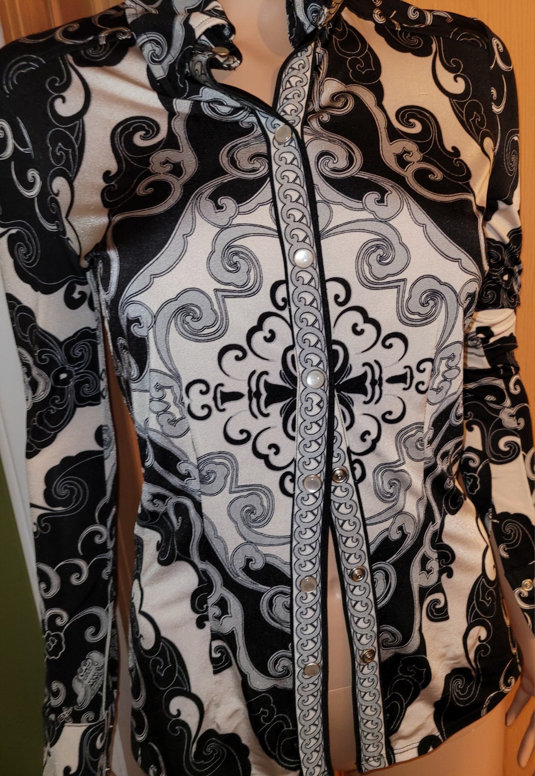 Cache Black And White Form Fitting Snap Button Sh… - image 2