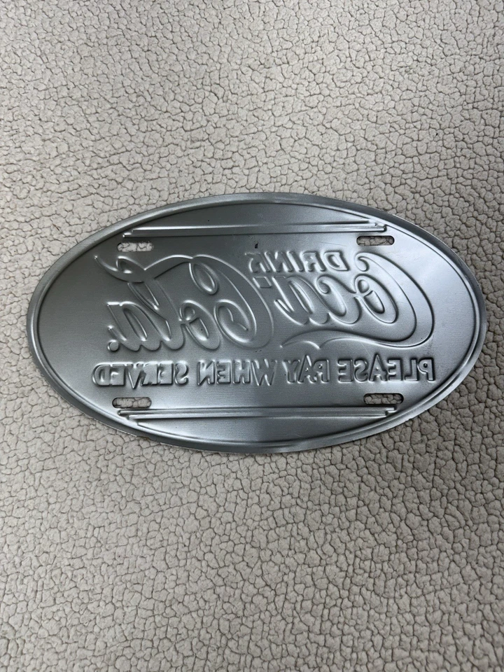 Letrero de metal publicitario ovalado vintage de bebida Coca Cola, paga cuando se sirve 12" Foto 2 de 3