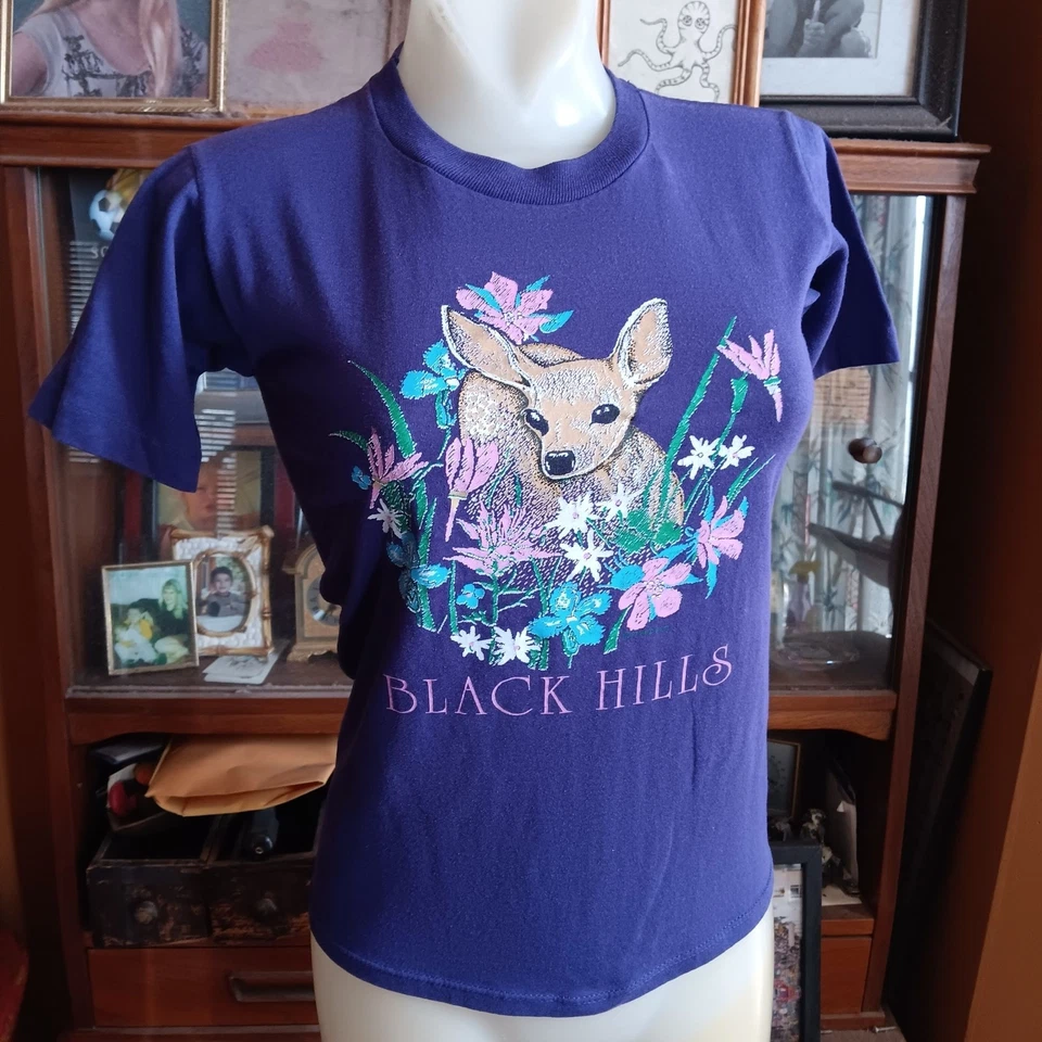 Camiseta vintage de los años 90 para mujer Black Hills SD X-pequeña púrpura Jerzees bebé ciervo Foto 4 de 4