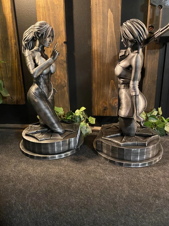 Resident Evil Claire Redfield and Jill Valentine statues 13 inches Tall - Image 4 of 4