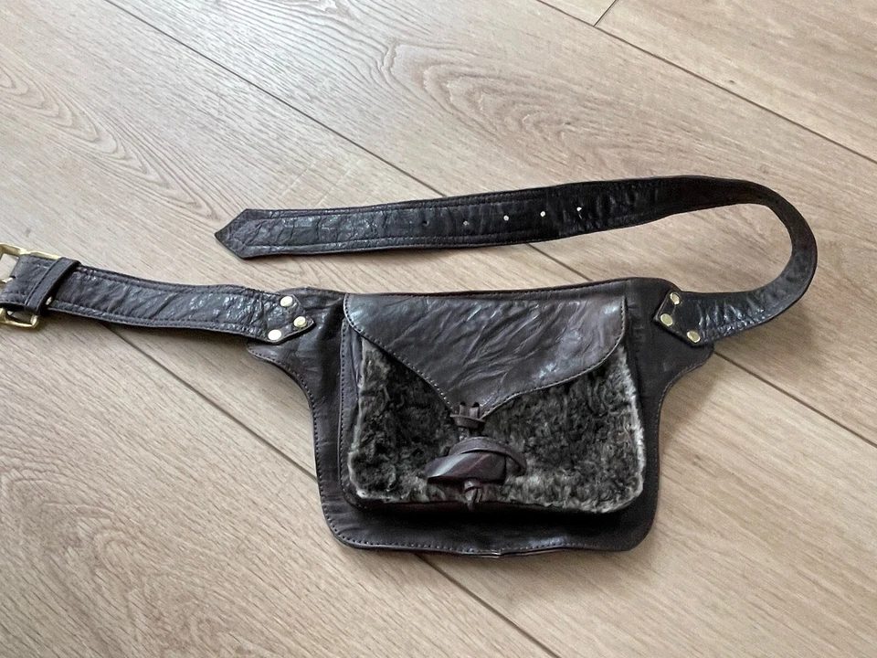 EXCELENTE BOLSO CINTURÓN CALLEEN CORDERO de cuero y piel Foto 2 de 4