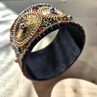 Einzigartiger handbestickter Armreif   Boho Chic trifft auf edle Handwerkskunst