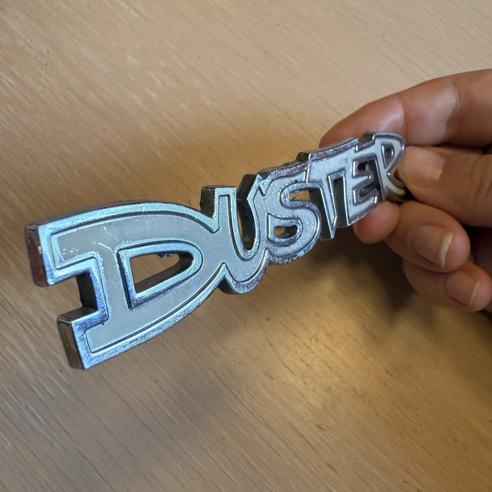 1972-76 PLYMOUTH DUSTER GUARDABARROS/PANEL TRASERO EMBLEMA #3680304 73 74 75 Foto 3 de 4