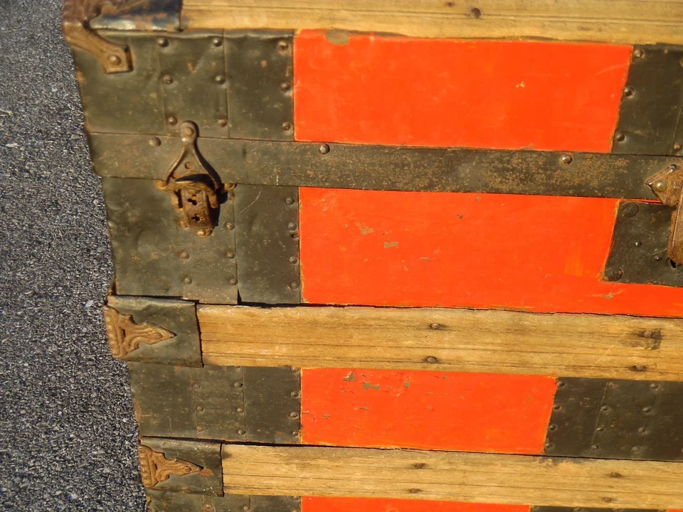 Antiguo baúl con cúpula pintado de rojo - olor a humedad/moho en el interior Foto 3 de 4