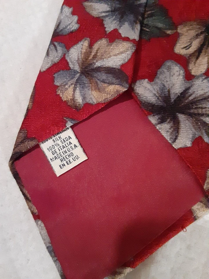 Corbata para hombre Claiborne 100 % seda italiana roja diseño floral corte en punta Foto 4 de 4