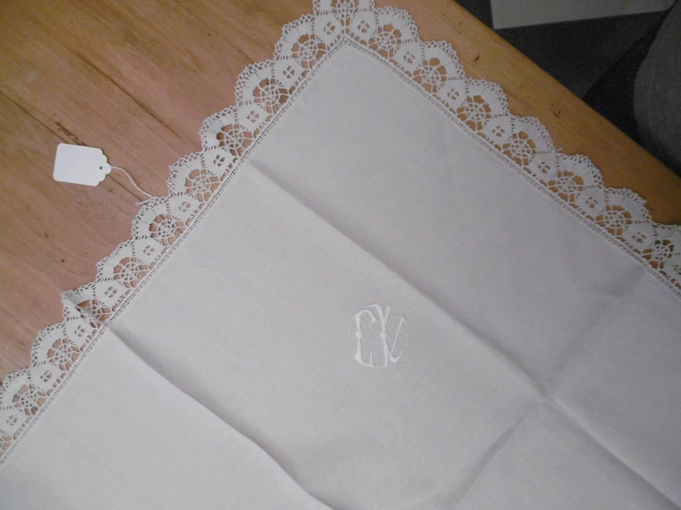 Centre de table en fil de lin ancien avec dentelle et monogramme 70x70cms - Photo 3/4