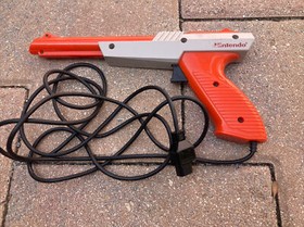 ORIGINAL 1985 Nintendo NES ZAPPER LIGHT GUN for Duck Hunt and Shooting Games