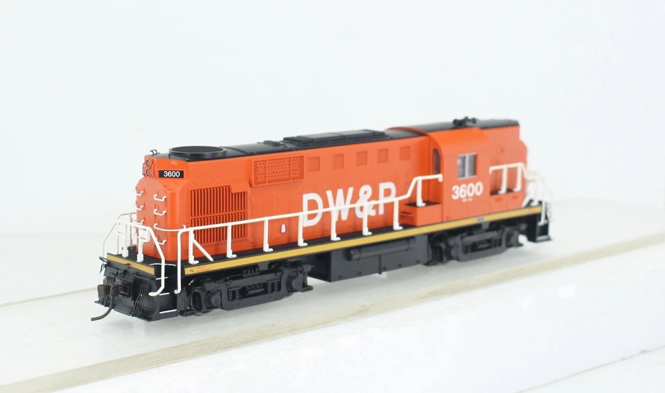 HO Atlas Classic Gold Duluth Winnipeg & Pacific RS-11 DCC Sound 10 002 157 - Image 2 of 4