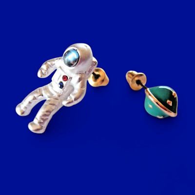 ASTRONAUT STUD EARRINGS space man chain planet charm astronomy science kitsch 2D
