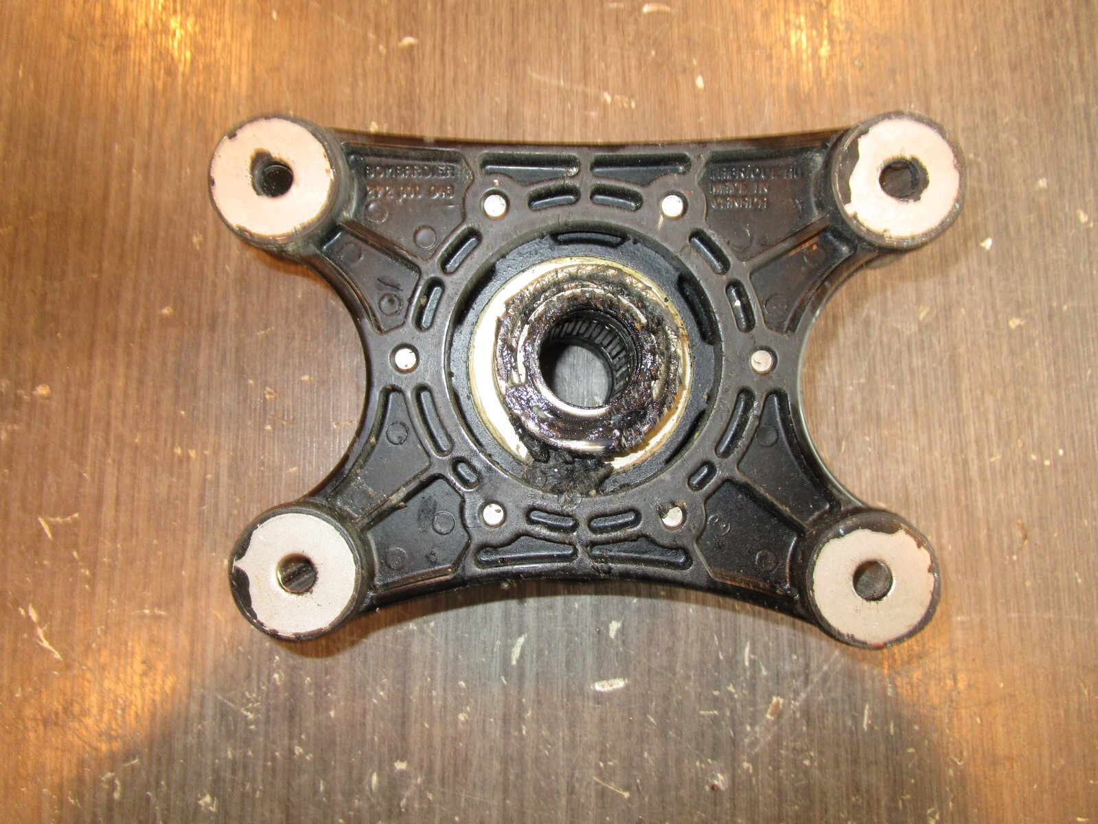 95 SEADOO HX DRIVE SHAFT SEAL CARRIER BEARING HOUSING ASSY 272000048