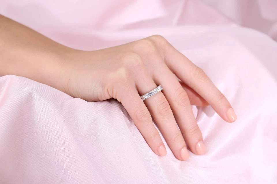 Brillante anillo de compromiso de eternidad de plata esterlina 925 maciza de 3 mm Foto 3 de 4