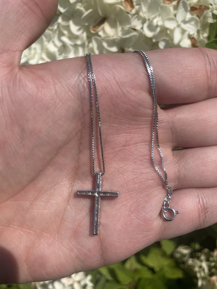 Colgante cruz diamante natural 1/2 quilate en plata de ley con cadena Foto 2 de 4