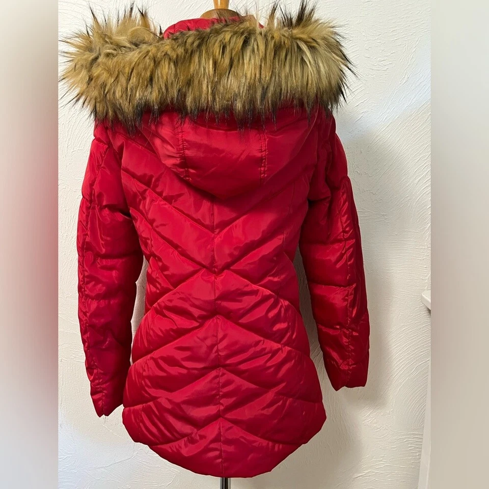 Madden Girl Junior ribete de piel sintética con capucha roja Foto 2 de 3