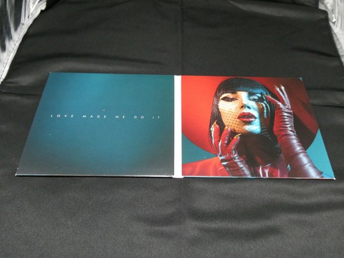 Kat Von D Hand Signed Love Made Me Do It Booklet CD JSA #RR83979 - Picture 6 of 6