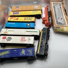 Ho Lot. TYCO,  Bachmann, Mantua, And More. Total Of 8 Boxcars. 2 Locomotives