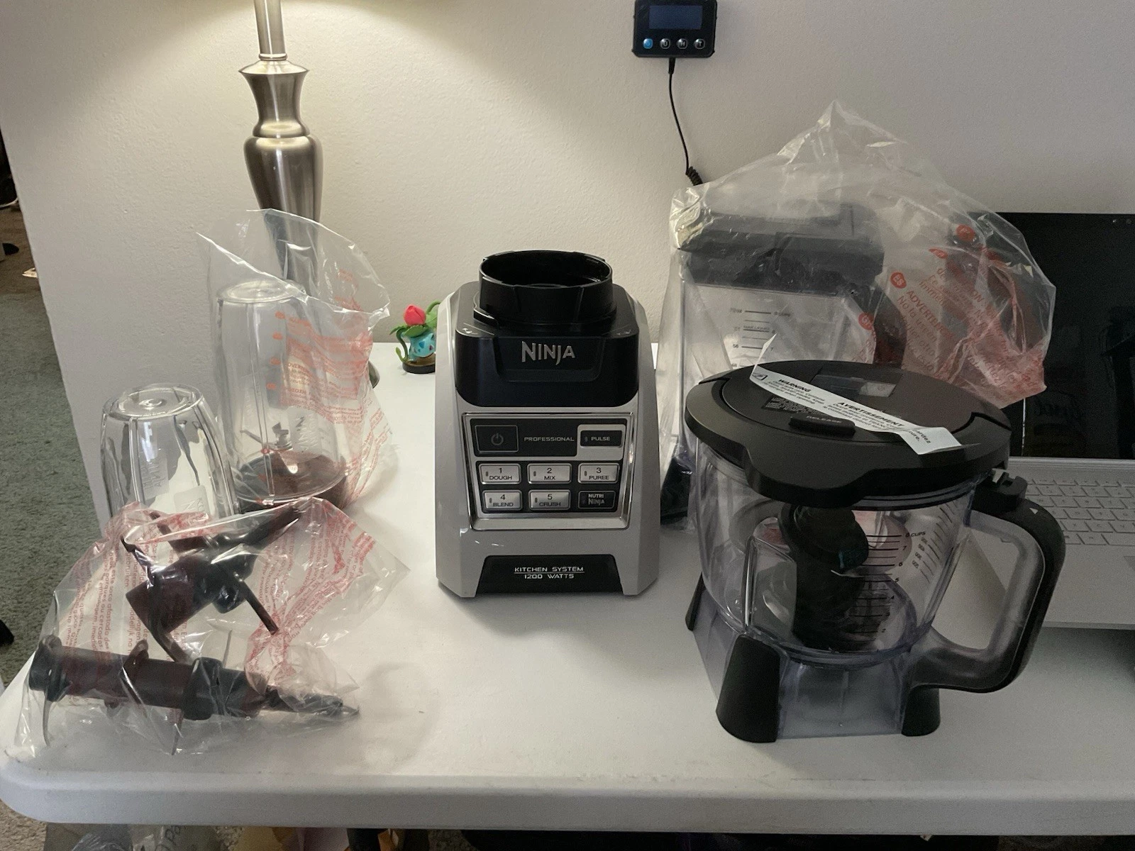 Ninja Professional Blender BL685 1200 Watts (Attachments Never Used!!!)
