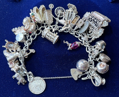 Vintage 111g massiv Silber Bettelarmband & viele kuriose Charms,selten,offen,beweglich