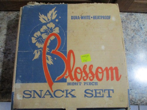 Vintage Federal Milk Glass "Blossum" floral design snack set of 4 in box - Picture 4 of 9